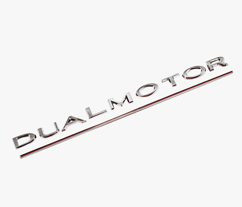 Insignia de motor dual para el rendimiento del Tesla Model 3